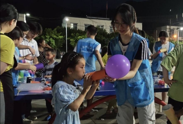 “气球火箭”为孩子们播撒“两弹一星”精神火种