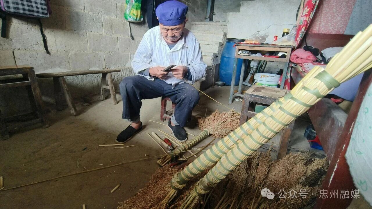 重庆忠县这位百岁老人的故事，都刻在这双“闲不住”的手里