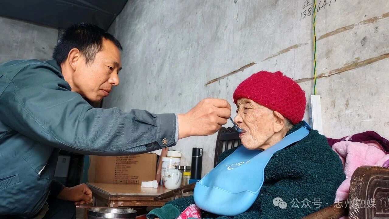 忠县一男子的副驾位上，坐着94岁的瘫痪母亲